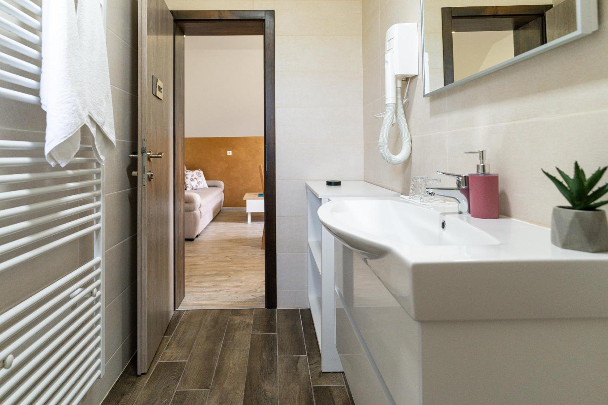 Deluxe Apartment With Jacuzzi - Patar Rakovica Room photo